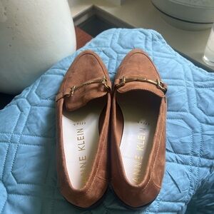 Excellent and beautiful classic women’s loafers with gold accent.